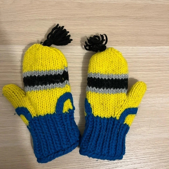 Minions  Knit Mitts - Picture 2 of 2